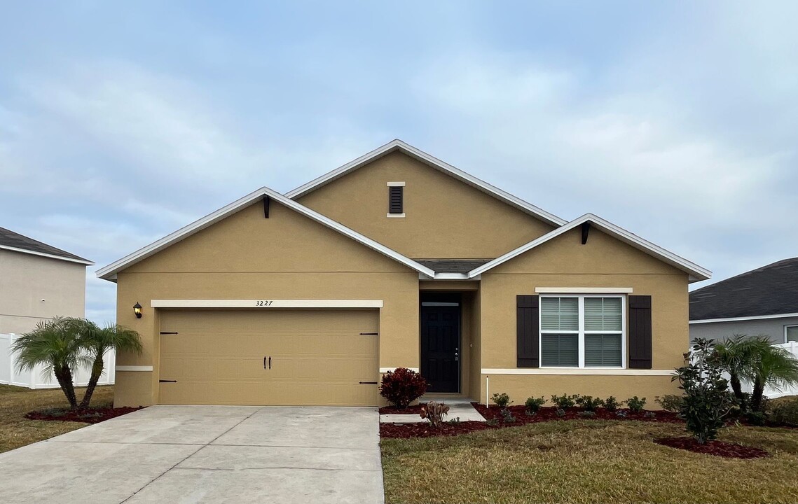 3227 Bayou Bay Dr in Lakeland, FL - Building Photo