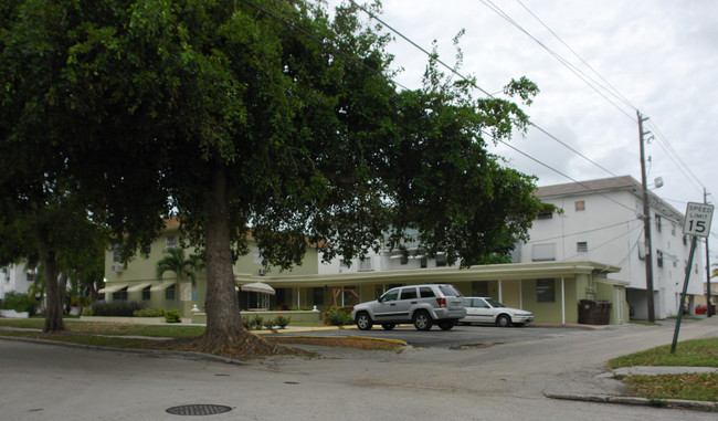 1858 Dewey St in Hollywood, FL - Foto de edificio - Building Photo