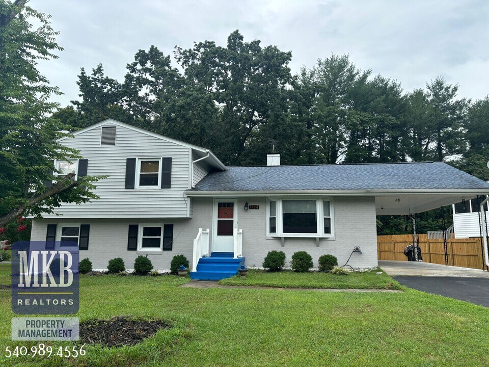3158 Galloway Dr in Cave Spring, VA - Building Photo