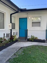 2499 SW 27th St in Miami, FL - Building Photo - Building Photo