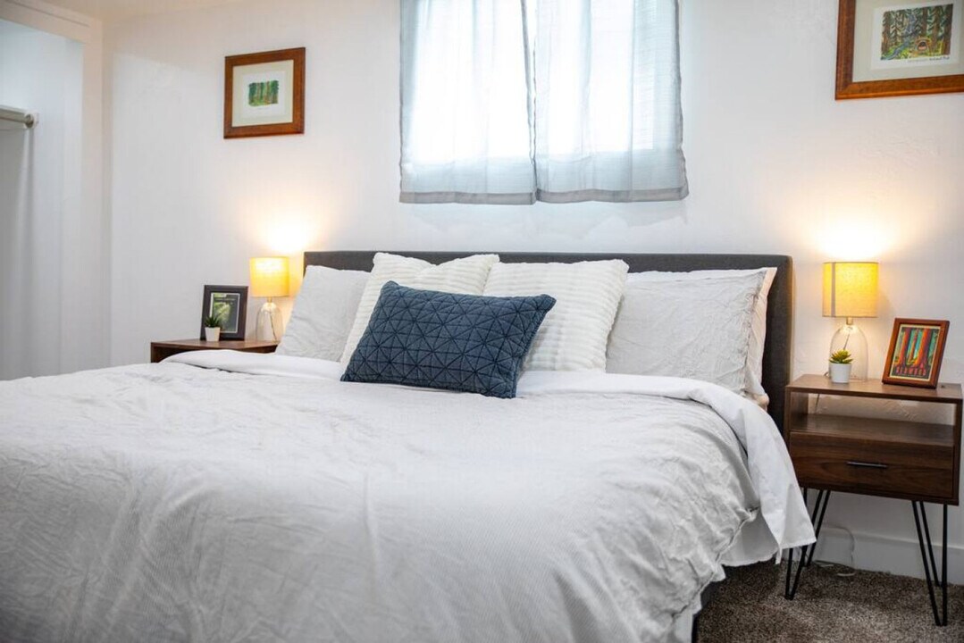 9949 E Sego Lily Dr in Sandy, UT - Building Photo