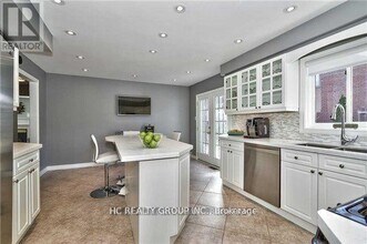 2171 Brays Ln in Oakville, ON - Building Photo - Building Photo