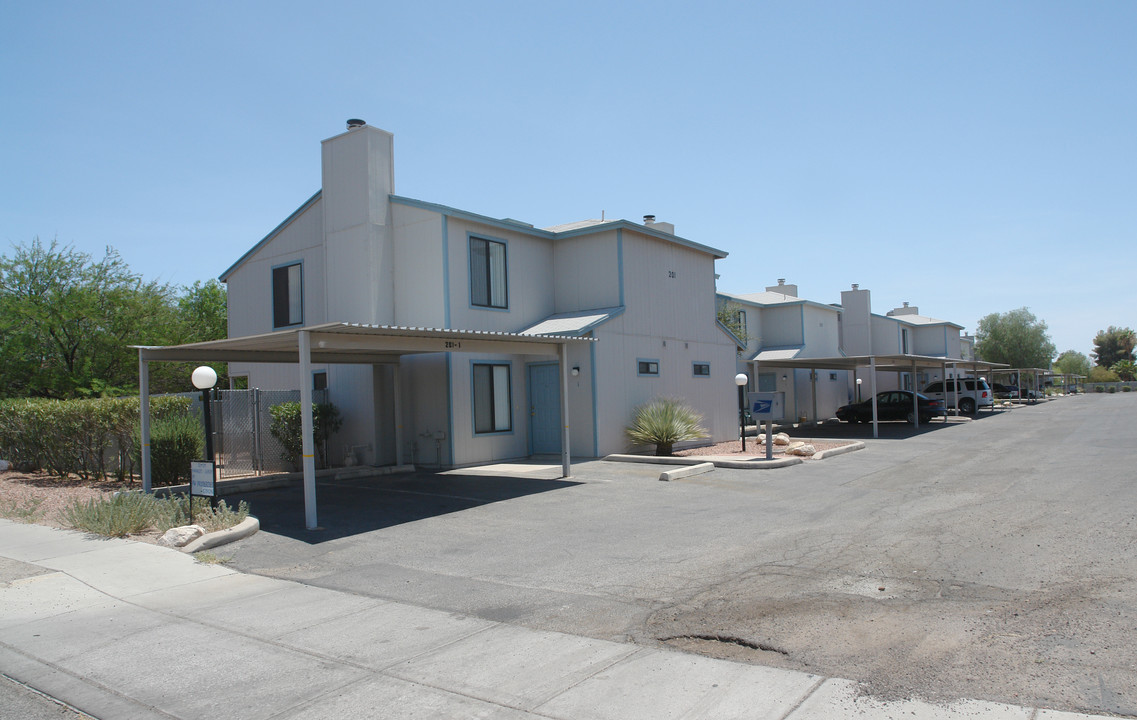 201 W Limberlost Dr in Tucson, AZ - Building Photo