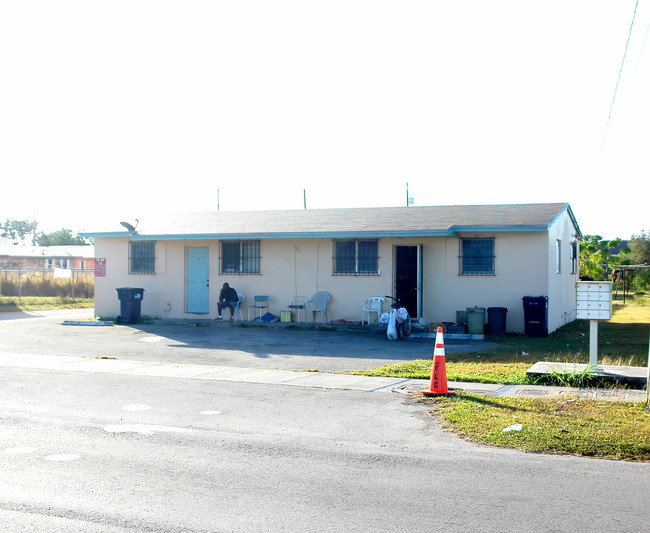 921 NW 10th St in Florida City, FL - Building Photo - Building Photo