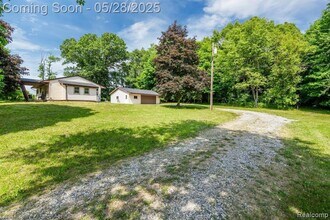 3005 S Hickory Ridge Rd in Milford, MI - Building Photo - Building Photo