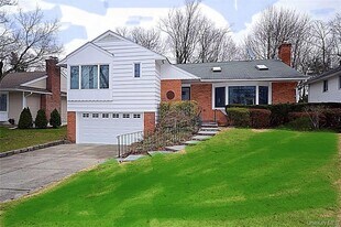 5 Gilbert Rd in Kings Point, NY - Building Photo