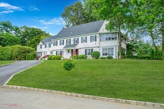 5 Kohlsaat Ct in Smithtown, NY - Building Photo - Building Photo