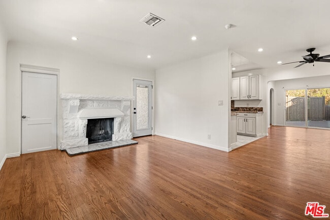 4530 Bakman Ave in Los Angeles, CA - Building Photo - Building Photo