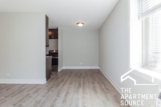 529 W Surf St, Unit 517 in Chicago, IL - Building Photo - Building Photo