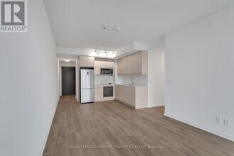 32-632 Forest Manor Rd in Toronto, ON - Building Photo - Building Photo