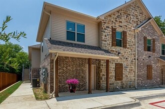 115 W Jones St in Krum, TX - Building Photo - Building Photo