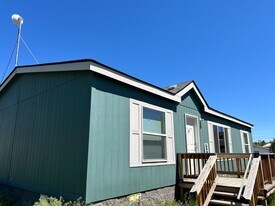 223 SE 8th St in Madras, OR - Building Photo