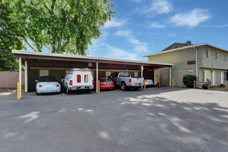 Garden Court Apartments in Newberg, OR - Building Photo - Building Photo