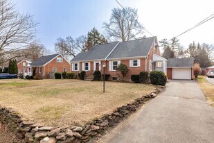 192 Spring St in Windsor Locks, CT - Building Photo