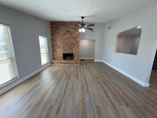 8917 Vernon Dr in Rowlett, TX - Foto de edificio - Building Photo