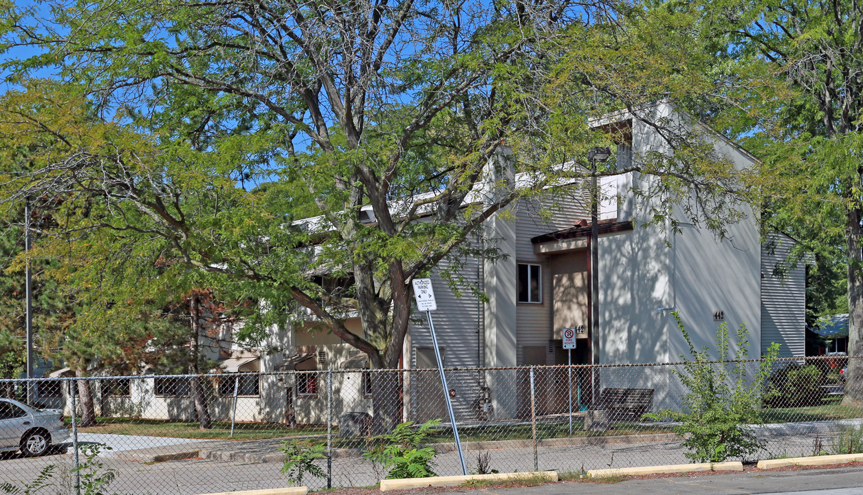 Briarwood Apartments in St Catharines, ON - Building Photo