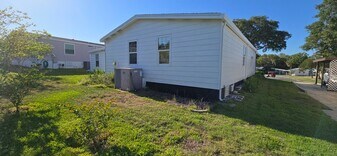 1715 Pebble Beach Ln in Lady Lake, FL - Building Photo