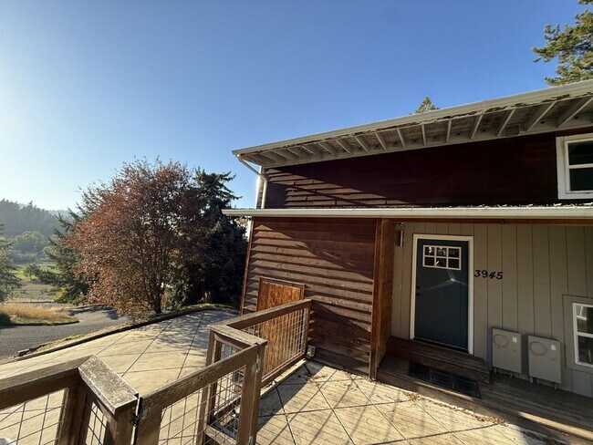 3945 University St in Eugene, OR - Building Photo - Building Photo