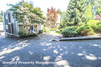 11342 NE 67th St in Kirkland, WA - Building Photo - Building Photo