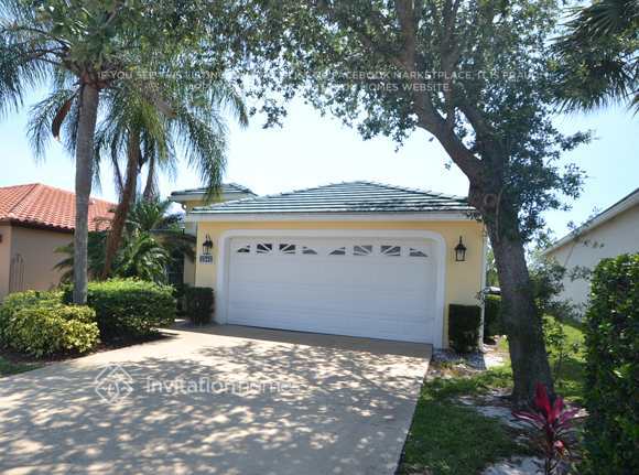 2542 Country Golf Dr in Wellington, FL - Building Photo