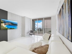 1300 Brickell Bay Dr in Miami, FL - Building Photo