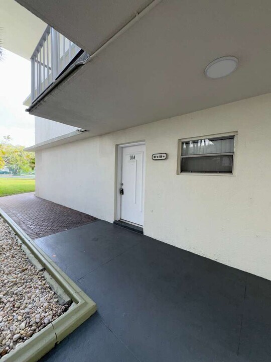 4235 N University Dr, Unit # 104 in Sunrise, FL - Foto de edificio