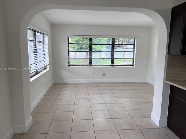 333 W 32nd St in Hialeah, FL - Building Photo - Building Photo