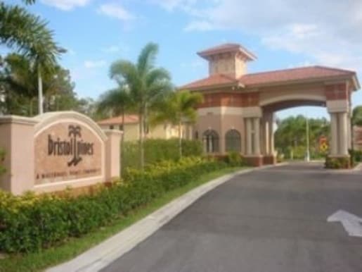 7643 Bristol Cir in Naples, FL - Building Photo