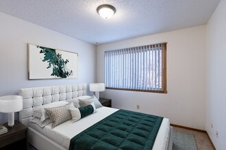 Cedarwood in Grand Forks, ND - Building Photo - Building Photo