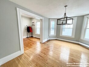 31 Falcon St, Unit 1 in Boston, MA - Foto de edificio - Building Photo