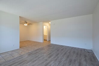 Oakdale Apartments in El Cajon, CA - Foto de edificio - Building Photo