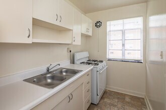 Hillwood Manor Apartments in Falls Church, VA - Foto de edificio - Building Photo