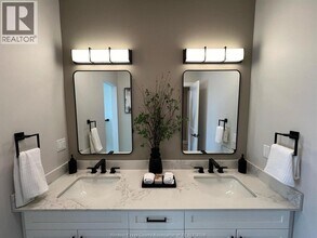 2380 Dominion Blvd in Windsor, ON - Building Photo - Building Photo