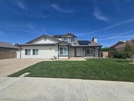 1621 W Newgrove St in Lancaster, CA - Building Photo