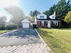 5 Prospect St in Glen Head, NY - Foto de edificio - Building Photo