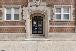 33 S Iowa Ave in Atlantic City, NJ - Building Photo