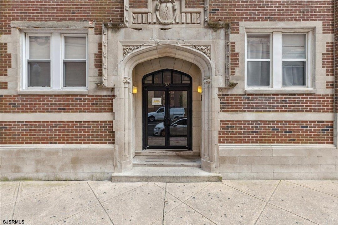 33 S Iowa Ave in Atlantic City, NJ - Building Photo