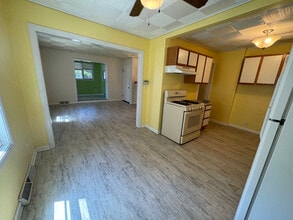 410 N 4th St, Unit 410 in Dekalb, IL - Building Photo - Building Photo