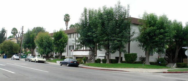 4405 Matilija Ave in Sherman Oaks, CA - Foto de edificio - Building Photo