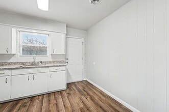 704 W Oak St in Rogers, AR - Building Photo - Building Photo