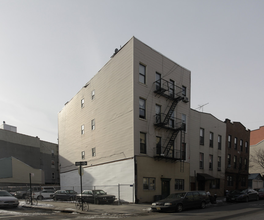 192 Greenpoint Ave in Brooklyn, NY - Foto de edificio