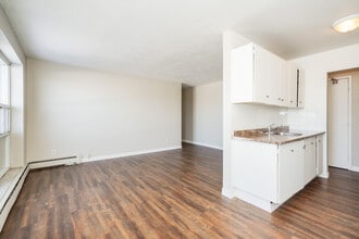 Greystone Place in Hamilton, ON - Building Photo - Building Photo