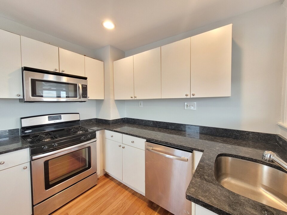 116 Gladstone St in Boston, MA - Building Photo
