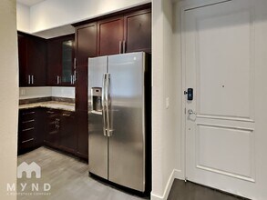 68 E Serene Ave, Unit 216 in Las Vegas, NV - Foto de edificio - Building Photo