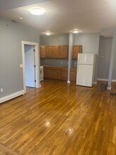 86 Mall St, Unit 3 Rearr in Lynn, MA - Foto de edificio - Building Photo