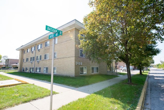 1400 Bataan Dr in Broadview, IL - Foto de edificio - Building Photo