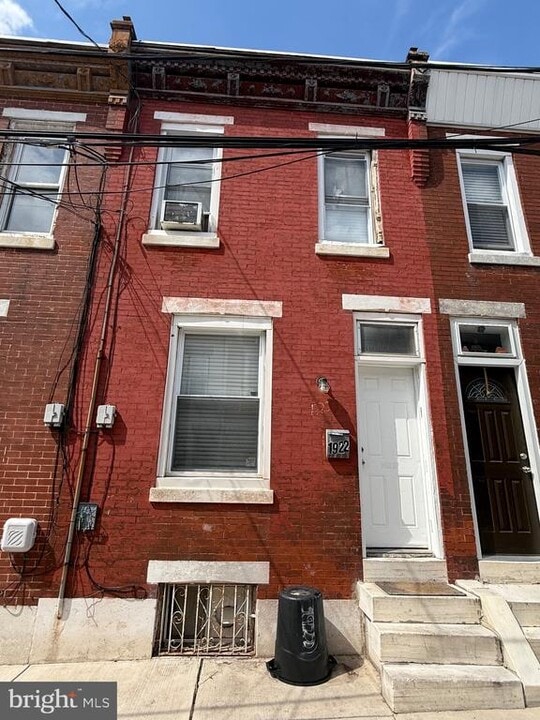 1922 Waterloo St in Philadelphia, PA - Building Photo