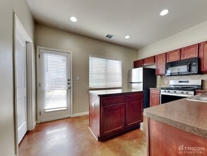 4520 Kind Way in Austin, TX - Foto de edificio - Building Photo