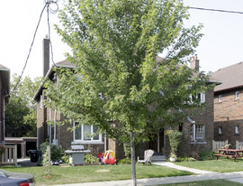 51-53 Claxton Blvd in Toronto, ON - Building Photo