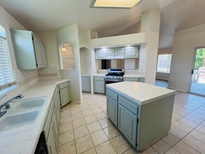 614 E Cinnamon Dr in Lemoore, CA - Foto de edificio - Building Photo